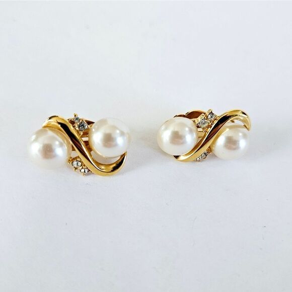 Vintage Signed Richelieu Classic Gold Tone Faux Pearl Rhinestone ClipOn Earrings - Picture 1 of 10